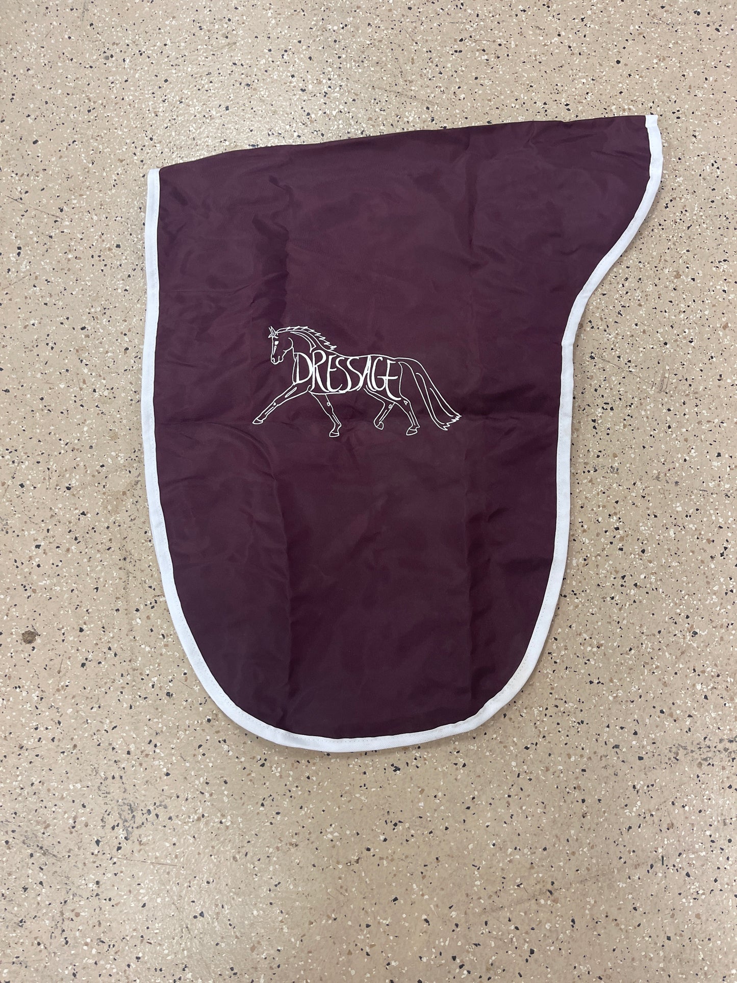 95. Burgundy dressage saddle canvas cover, tacke004