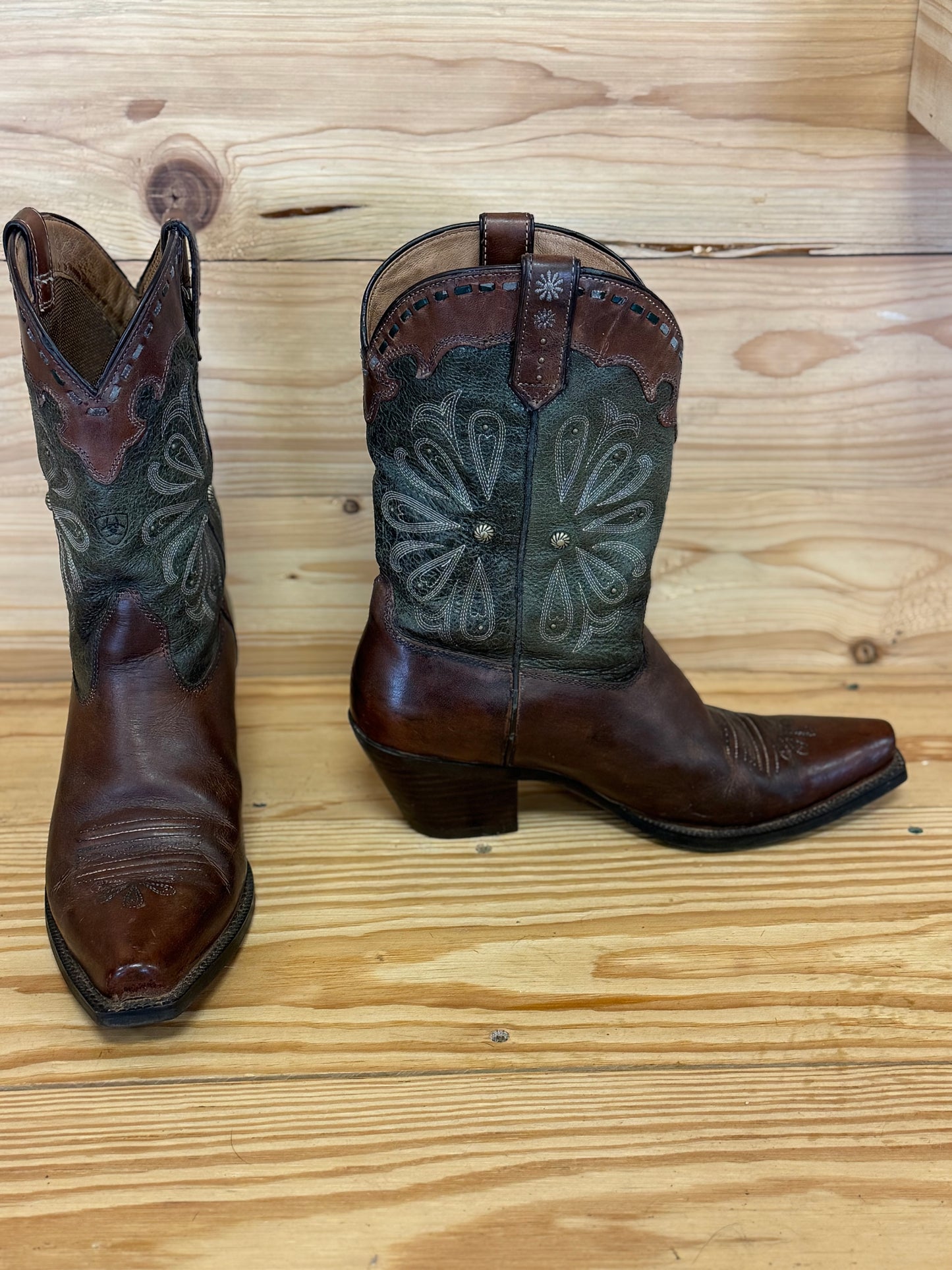 21. 9.5 Ariat dress boots, green shaft, wboots04