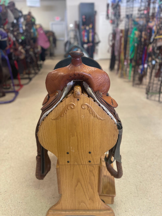 564. 15” Barrel/pleasure saddle, red w/black seat, round skirt