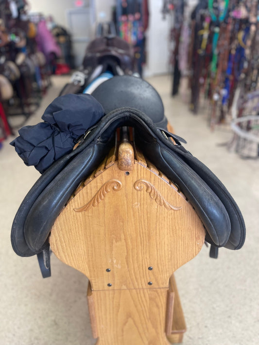 21. 17” Wintec 2000 AP saddle w/red stirrup irons