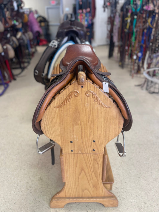 1. 16” Medium tree Crosby CC, no knee rolls, good condition, w/leathers and irons