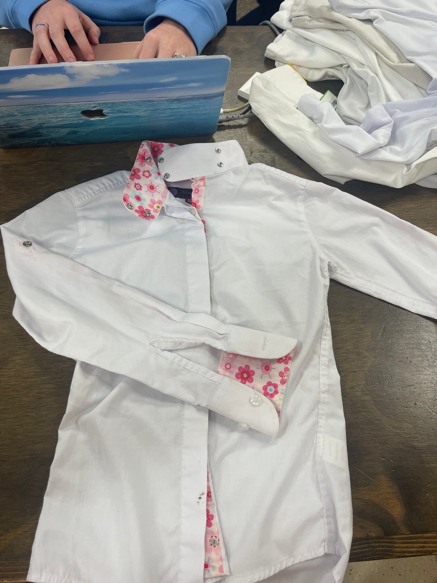 33. Kids 10 white/flower show shirt, Kathryn Lilly, shirt059