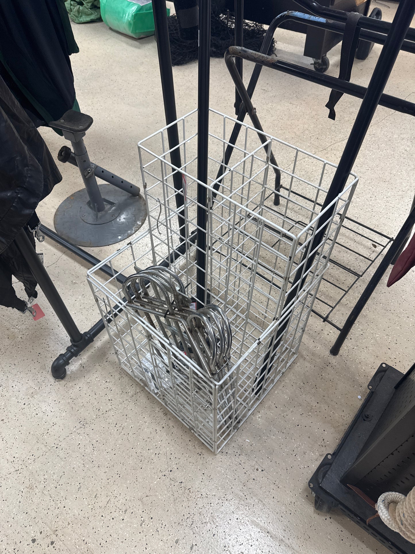 2x2 white metal whip/pitchfork holder cube