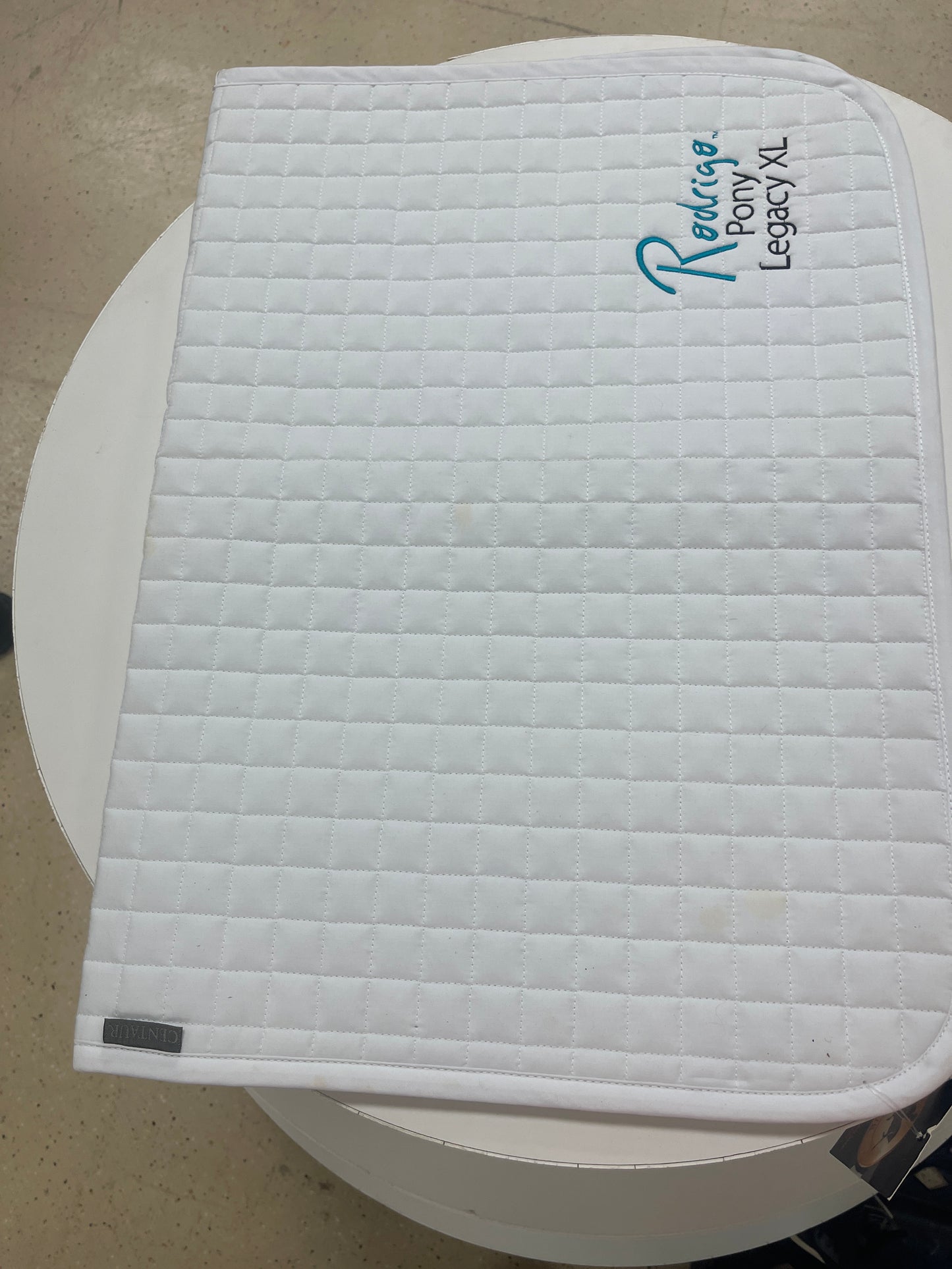75. Like new white dover pad, tackp026