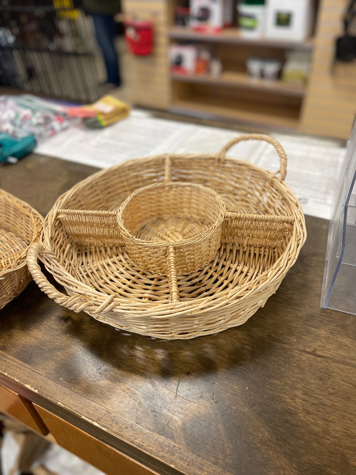 Wicker Basket 15" round w/dividers