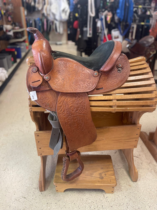 564. 15” Barrel/pleasure saddle, red w/black seat, round skirt