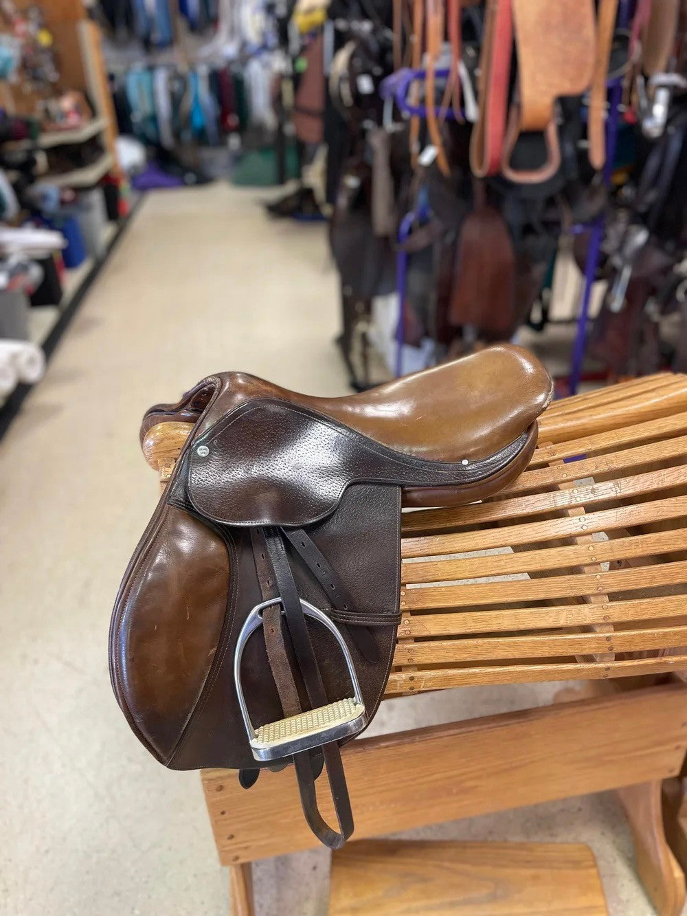 100. 16” M tree jump saddle, Beval