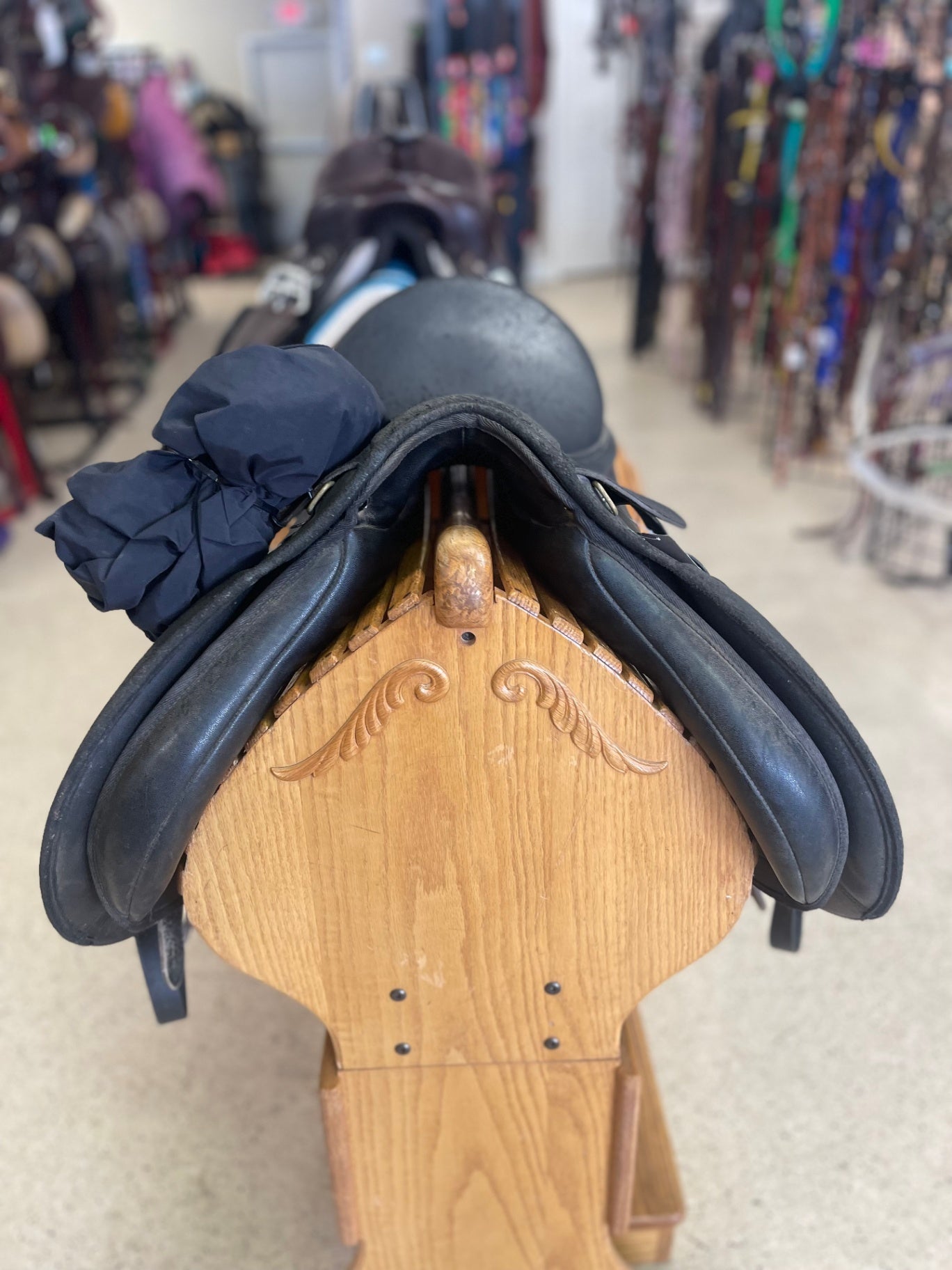 21. 17” Wintec 2000 AP saddle w/red stirrup irons