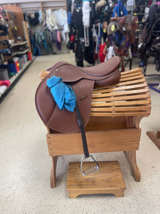 1.   17.5” red Wintec 500 Close Contact jumping saddle, Medium Gullet installed