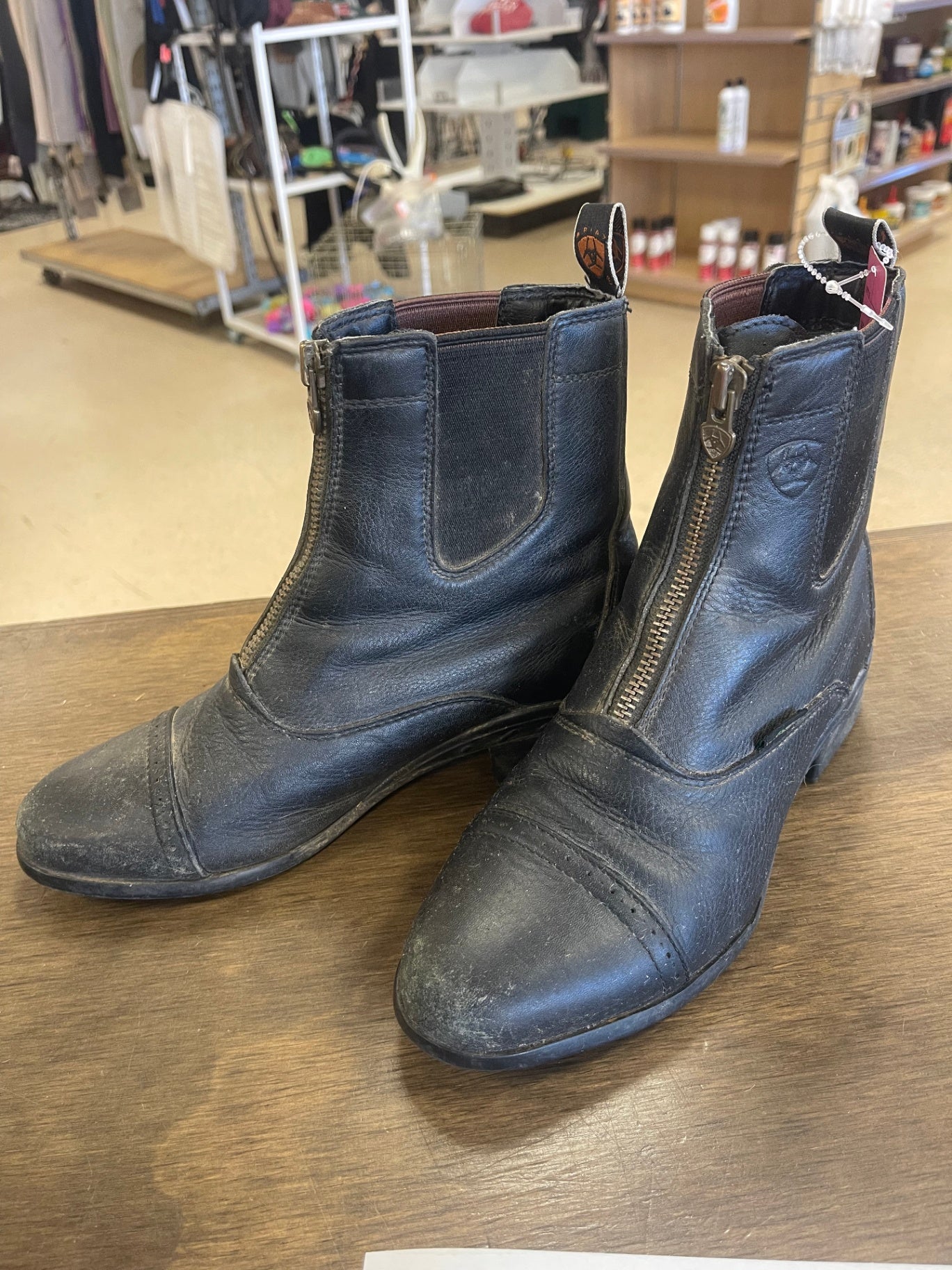 100. Lds 8 black zip leather paddock boots, Ariat