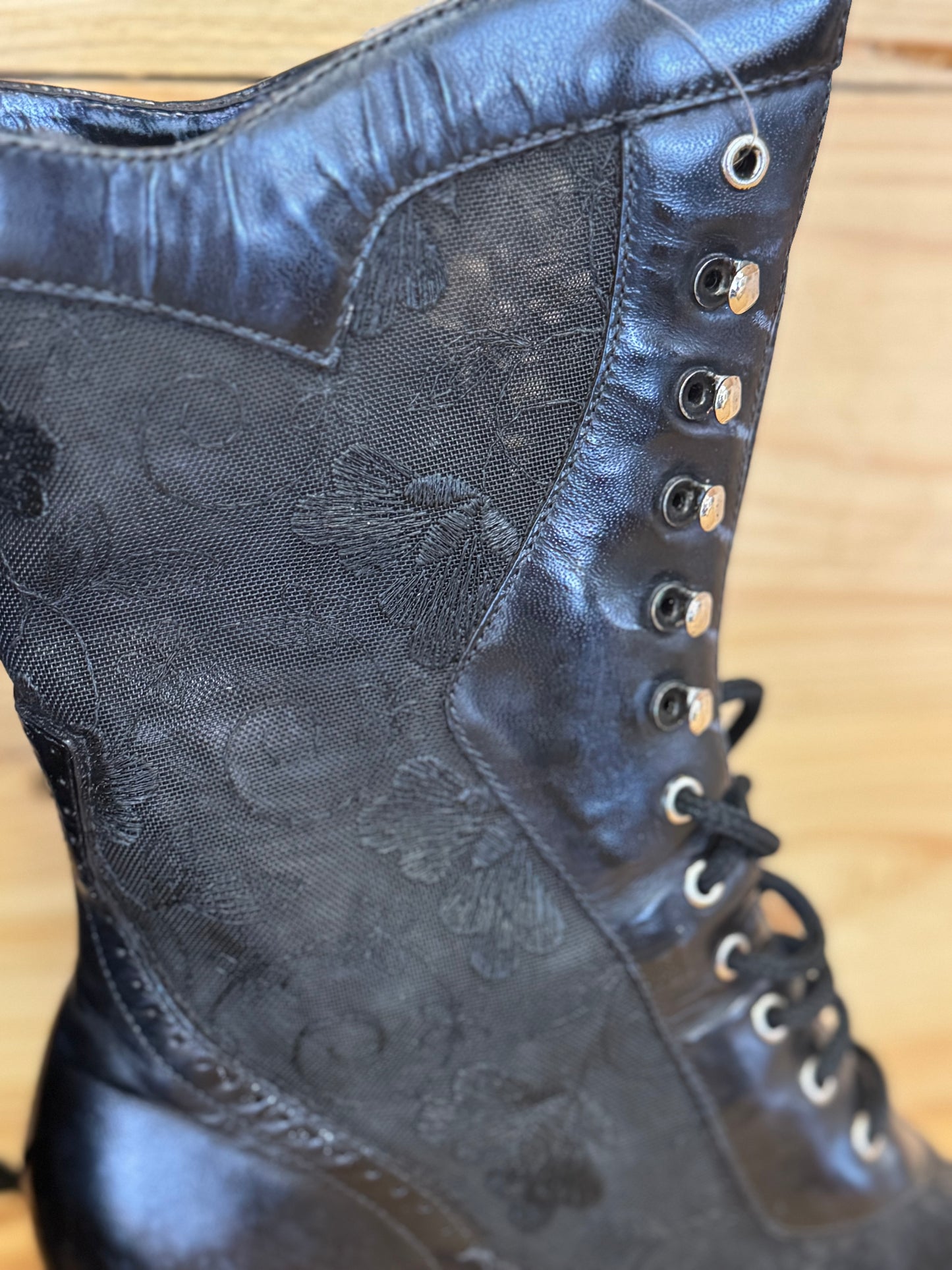 12. Size 8 Black Lace up American West “Saloon” boots, wboots06