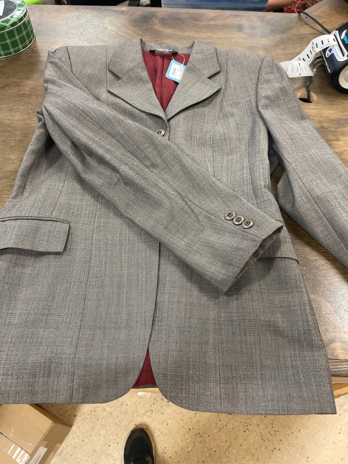 Lds 12R Taupe pinstripe/houndstooth show coat with burgundy lining,  Grand Prix coats086