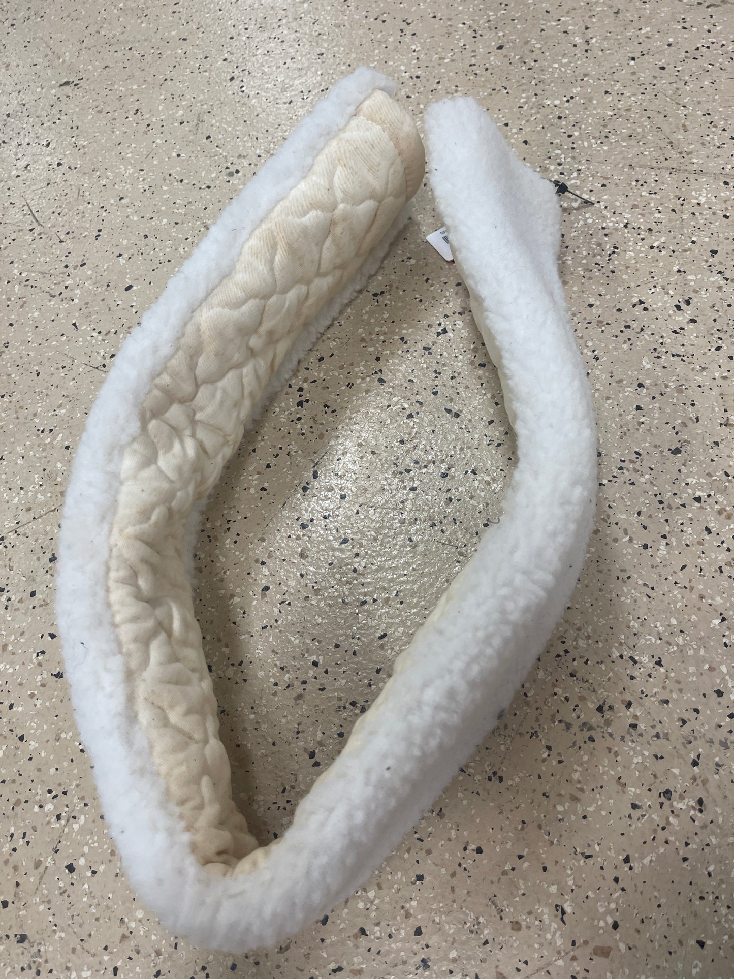 799. 39” white fleece and quilted girth cover, tacke001