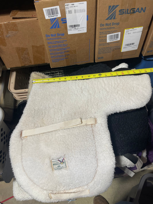 18” White Fleece fitted show pad with grippy bottom, Medallion-20" total spine length