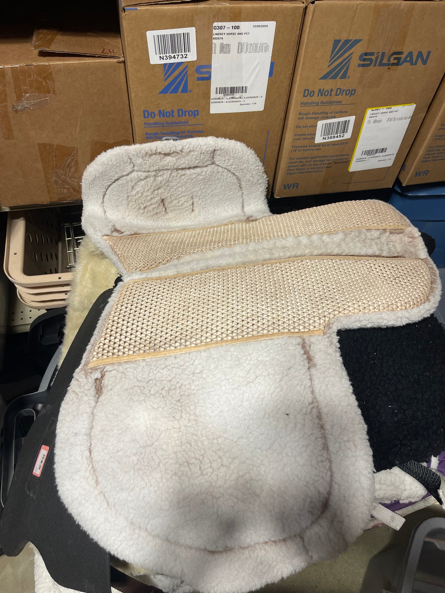 18” White Fleece fitted show pad with grippy bottom, Medallion-20" total spine length