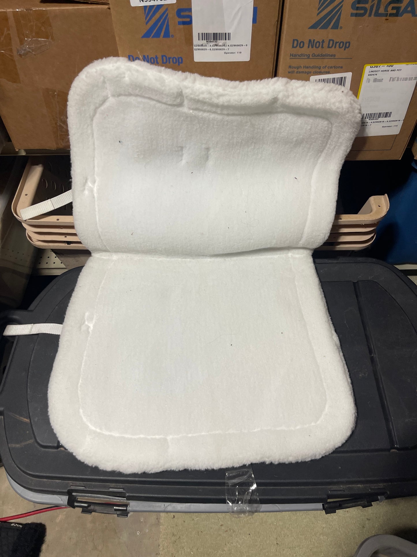 18" White Fleece square show Pad, Medallion brand new