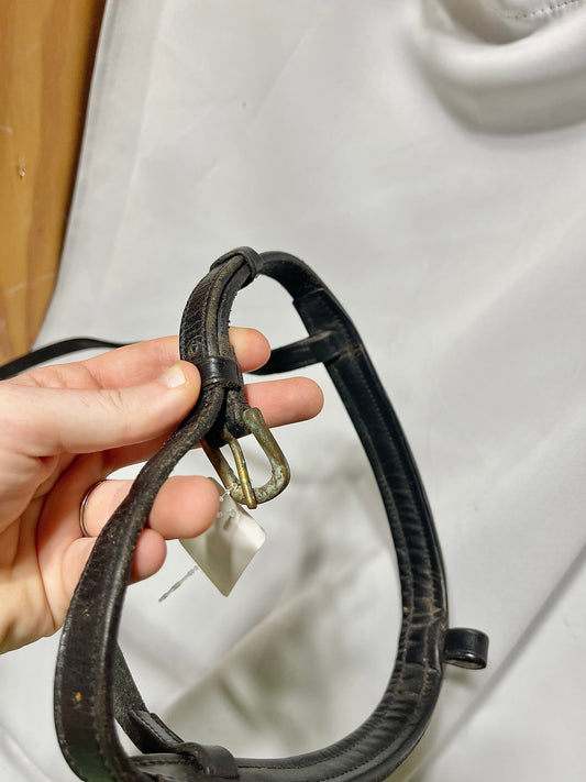 Black Full/Horse size lightly padded English cavesson noseband with spot for flash, and real brass buckles. Used with 2 scuffs on nose